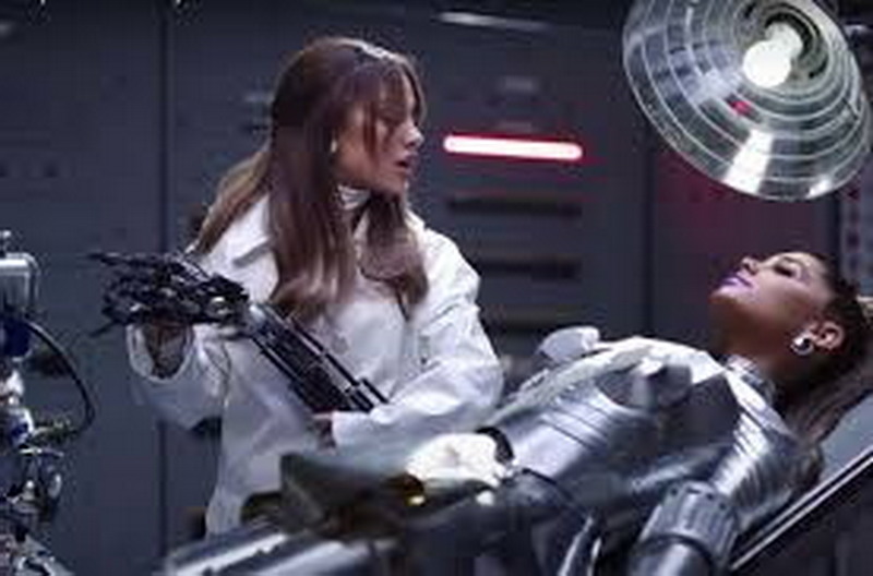 66% респондентов поддержали идею о возвращении медработникам белых халатов